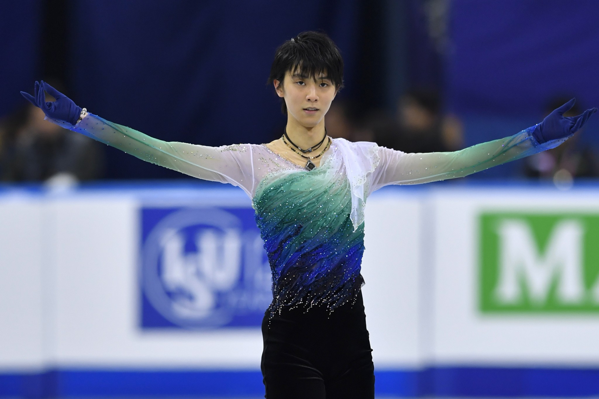Videos featuring figure skater Hanyu performing off-ice reach one
